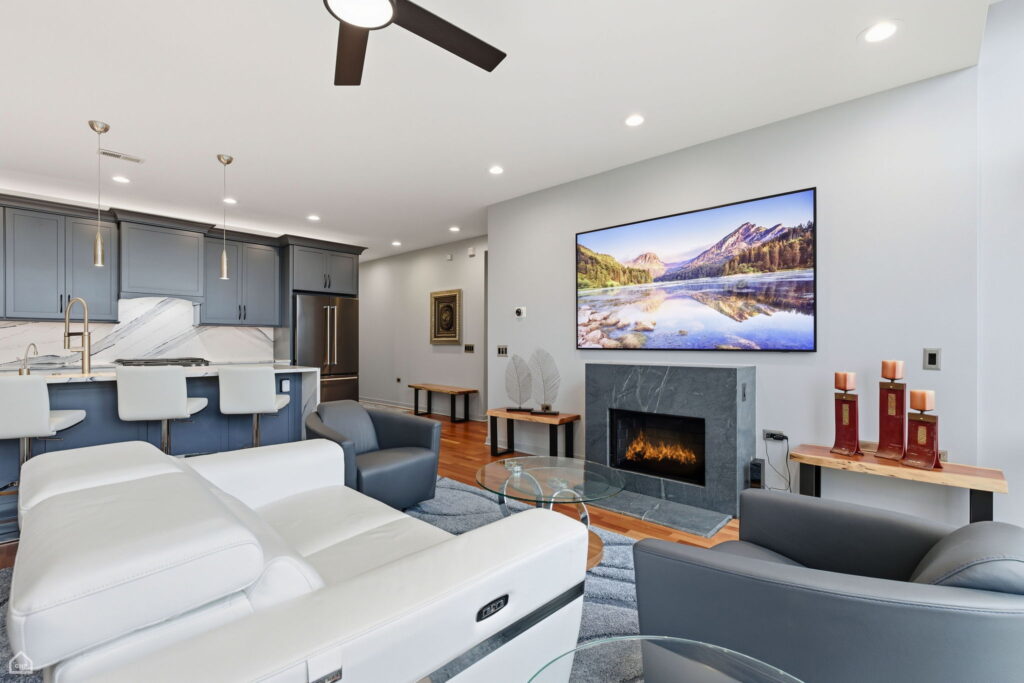 11-web-or-mls-6-print-3946 N Ravenswood Ave 603 – Steve Jurgens_CHP2025_006_Edit