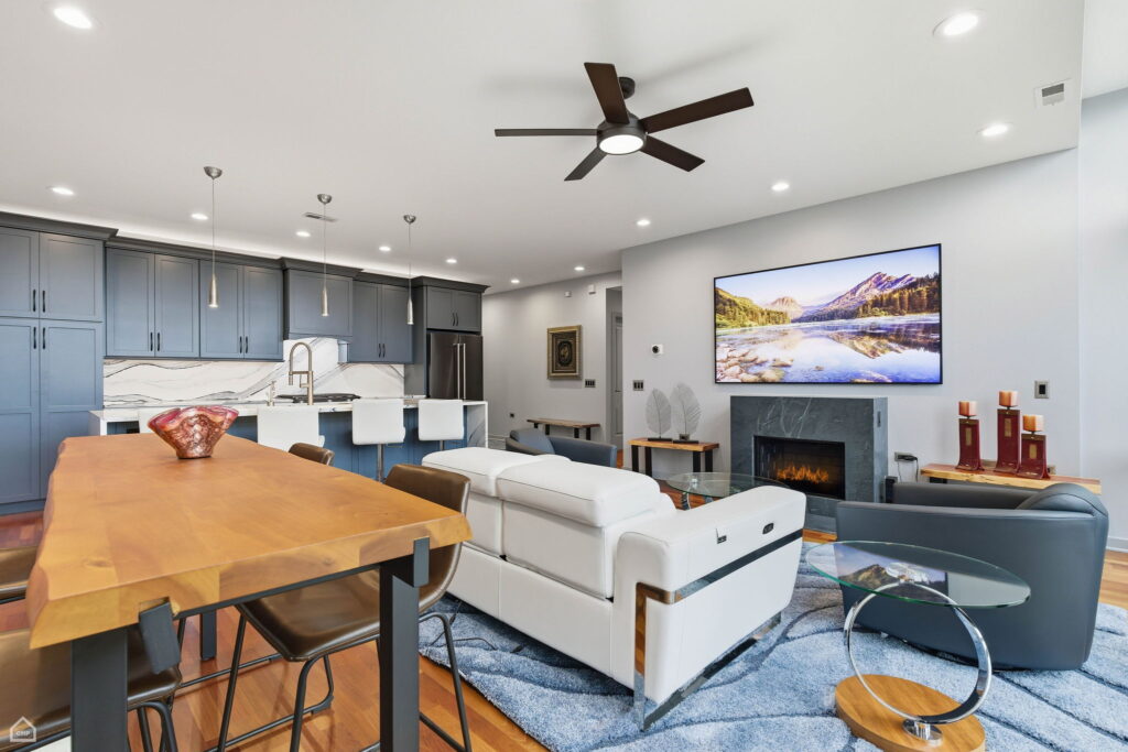 4-web-or-mls-8-print-3946 N Ravenswood Ave 603 – Steve Jurgens_CHP2025_008_Edit