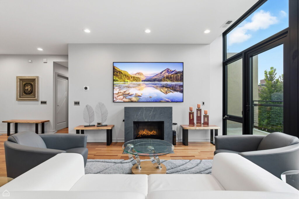 5-web-or-mls-9-print-3946 N Ravenswood Ave 603 – Steve Jurgens_CHP2025_009_Edit