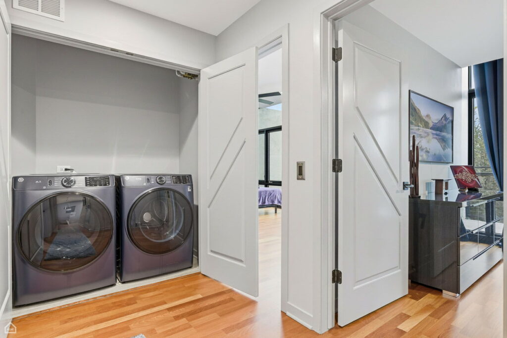 51-web-or-mls-3946 N ravenswood laundry