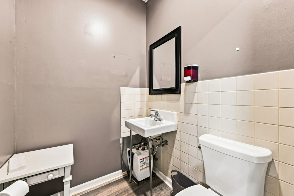 05 Bathroom